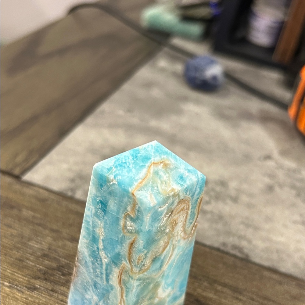 Caribbean calcite / Blue Aragonite crystal Obelisk - resembles the ocean - Picture 9 of 9